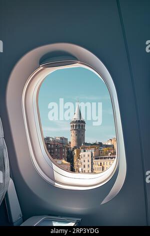 Luftpanorama der Stadt Istanbul mit dem Galata-Turm, der sich während des Fluges vom Fenster des Flugzeugs öffnet. Stockfoto