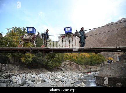 (181019) -- PANJSHIR (AFGHANISTAN), 19. Oktober 2018 -- Arbeiter der Afghan Independent Election Commission (IEC) transportieren Wahlmaterial im Abdullah Khil-Tal im Bezirk Dara der Provinz Panjshir im Osten Afghanistans am 19. Oktober 2018. Afghanistan wird am Samstag Wahlen für Wolesi Jirga oder das Unterhaus des parlaments abhalten, und zwar inmitten ernster Sicherheitsprobleme. ) AFGHANISTAN-PANJSHIR-WAHLMATERIAL RahmatxAlizadah PUBLICATIONxNOTxINxCHN Stockfoto