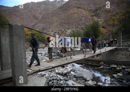 (181019) -- PANJSHIR (AFGHANISTAN), 19. Oktober 2018 -- Arbeiter der Afghan Independent Election Commission (IEC) transportieren Wahlmaterial im Abdullah Khil-Tal im Bezirk Dara der Provinz Panjshir im Osten Afghanistans am 19. Oktober 2018. Afghanistan wird am Samstag Wahlen für Wolesi Jirga oder das Unterhaus des parlaments abhalten, und zwar inmitten ernster Sicherheitsprobleme. ) AFGHANISTAN-PANJSHIR-WAHLMATERIAL RahmatxAlizadah PUBLICATIONxNOTxINxCHN Stockfoto