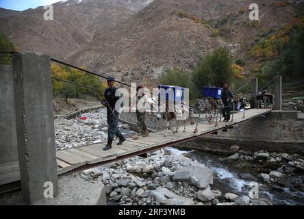 News Bilder des Tages (181020) -- PANJSHIR, 20. Oktober 2018 -- Arbeiter der Afghan Independent Election Commission (IEC) transportieren Wahlmaterial im Abdullah Khil-Tal im Bezirk Dara der Provinz Panjshir im Osten Afghanistans, am 19. Oktober 2018. Afghanistan wird am Samstag Wahlen für Wolesi Jirga oder das Unterhaus des parlaments abhalten, und zwar inmitten ernster Sicherheitsprobleme. ) (Djj) AFGHANISTAN-PANJSHIR-WAHLMATERIAL RahmatxAlizadah PUBLICATIONxNOTxINxCHN Stockfoto