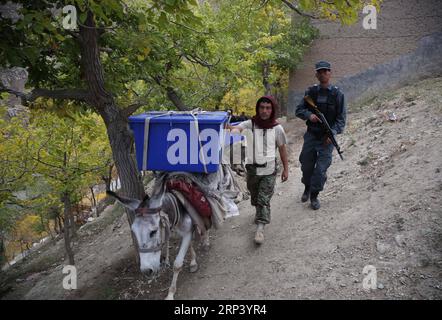 (181020) -- PANJSHIR, 20. Oktober 2018 -- Arbeiter der Afghan Independent Election Commission (IEC) transportieren Wahlmaterial im Abdullah Khil-Tal im Bezirk Dara der Provinz Panjshir im Osten Afghanistans, am 19. Oktober 2018. Afghanistan wird am Samstag Wahlen für Wolesi Jirga oder das Unterhaus des parlaments abhalten, und zwar inmitten ernster Sicherheitsprobleme. ) (Djj) AFGHANISTAN-PANJSHIR-WAHLMATERIAL RahmatxAlizadah PUBLICATIONxNOTxINxCHN Stockfoto