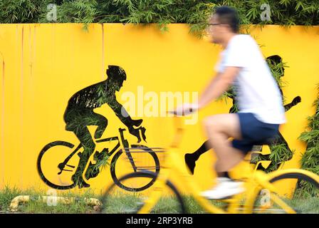 (181020) -- PEKING, 20. Oktober 2018 -- Ein Mann fährt Ein Fahrrad in einem Park der Stadt Jiaxing, ostchinesische Provinz Zhejiang, 17. September 2017. Wenn Sie vor 40 Jahren nach Peking, der Hauptstadt Chinas, kamen, wurden Sie wahrscheinlich vom Meer der Fahrräder auf den Straßen getroffen, ein einzigartiges Phänomen, das China den Titel Königreich der Fahrräder einbrachte. Damals konnten sich die Chinesen keine Autos leisten, und nur wenige Menschen konnten mit dem Flugzeug reisen, geschweige denn mit häufigen Fernreisen. Züge, damals das häufigste Transportmittel, waren immer in den staubigen Abteilen verpackt. Die Räder des Wandels hatten jedoch einen Sta Stockfoto