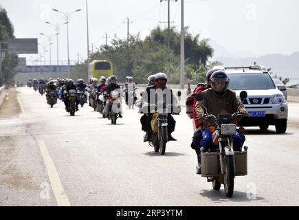 (181020) -- PEKING, 20. Oktober 2018 -- Wanderarbeitnehmer fahren mit dem Motorrad auf dem Weg nach Hause zum Frühlingsfest Familientreffen im Fengkai County, Provinz Guangdong in Südchina, 9. Februar 2010. Wenn Sie vor 40 Jahren nach Peking, der Hauptstadt Chinas, kamen, wurden Sie wahrscheinlich vom Meer der Fahrräder auf den Straßen getroffen, ein einzigartiges Phänomen, das China den Titel Königreich der Fahrräder einbrachte. Damals konnten sich die Chinesen keine Autos leisten, und nur wenige Menschen konnten mit dem Flugzeug reisen, geschweige denn mit häufigen Fernreisen. Züge, das damals am häufigsten verwendete Verkehrsmittel, waren in der St immer staubdicht Stockfoto