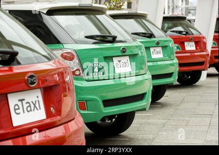 (181020) -- PEKING, 20. Oktober 2018 -- Foto vom 15. Mai 2013 zeigt Elektrotaxis von BYD Auto in Hongkong, Südchina. Wenn Sie vor 40 Jahren nach Peking, der Hauptstadt Chinas, kamen, wurden Sie wahrscheinlich vom Meer der Fahrräder auf den Straßen getroffen, ein einzigartiges Phänomen, das China den Titel Königreich der Fahrräder einbrachte. Damals konnten sich die Chinesen keine Autos leisten, und nur wenige Menschen konnten mit dem Flugzeug reisen, geschweige denn mit häufigen Fernreisen. Züge, damals das häufigste Transportmittel, waren immer in den staubigen Abteilen verpackt. Die Räder des Wandels hatten jedoch einen Stern Stockfoto