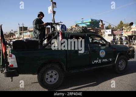 (181020) -- KABUL, 20. Oktober 2018 -- ein afghanischer Polizist steht auf einem Militärfahrzeug in der Nähe eines Wahlzentrums während der Parlamentswahlen in Kabul, Afghanistan, 20. Oktober 2018. Millionen afghanischer Wähler haben am Samstag ihre Stimmzettel zu lang verzögerten Parlamentswahlen in dem von Militanz geplagten Land abgegeben, während Berichte über Sicherheitsbedrohungen und Unregelmäßigkeiten gemeldet wurden. ) AFGHANISTAN-KABUL-PARLAMENTSWAHLEN RahmatxAlizadah PUBLICATIONxNOTxINxCHN Stockfoto