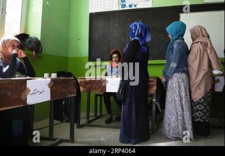 (181020) -- KABUL, 20. Oktober 2018 -- afghanische Wähler warten darauf, ihre Stimmzettel während der Parlamentswahlen in Kabul, Afghanistan, am 20. Oktober 2018 in einem Wahlzentrum abzugeben. Millionen afghanischer Wähler haben am Samstag ihre Stimmzettel zu lang verzögerten Parlamentswahlen in dem von Militanz geplagten Land abgegeben, während Berichte über Sicherheitsbedrohungen und Unregelmäßigkeiten gemeldet wurden. ) (wtc) AFGHANISTAN-KABUL-PARLAMENTSWAHLEN RahmatxAlizadah PUBLICATIONxNOTxINxCHN Stockfoto