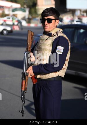 (181020) -- KABUL, 20. Oktober 2018 -- ein afghanischer Polizist steht bei den Parlamentswahlen in Kabul, der Hauptstadt Afghanistans, am 20. Oktober 2018 in der Nähe eines Wahlzentrums Wache. Millionen afghanischer Wähler haben am Samstag ihre Stimmzettel zu lang verzögerten Parlamentswahlen in dem von Militanz geplagten Land abgegeben, während Berichte über Sicherheitsbedrohungen und Unregelmäßigkeiten vorliegen. )(zhf) AFGHANISTAN-KABUL-PARLAMENTSWAHLEN RahmatxAlizadah PUBLICATIONxNOTxINxCHN Stockfoto