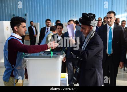 (181020) -- KABUL, 20. Oktober 2018 -- der afghanische Präsident Ashraf Ghani (R, Front) gibt seine Stimme in einem Wahlzentrum während der Parlamentswahlen in Kabul, Afghanistan, 20. Oktober 2018 ab. Millionen afghanischer Wähler haben am Samstag ihre Stimmzettel zu lang verzögerten Parlamentswahlen in dem von Militanz geplagten Land abgegeben, während Berichte über Sicherheitsbedrohungen und Unregelmäßigkeiten gemeldet wurden. ) (wtc) AFGHANISTAN-KABUL-PARLAMENTSWAHLEN DaixHe PUBLICATIONxNOTxINxCHN Stockfoto