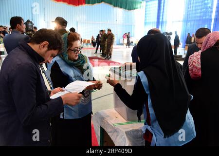 (181020) -- KABUL, 20. Oktober 2018 -- Mitarbeiter arbeiten in einem Wahlzentrum während der Parlamentswahlen in Kabul, Afghanistan, 20. Oktober 2018. Millionen afghanischer Wähler haben am Samstag ihre Stimmzettel zu lang verzögerten Parlamentswahlen in dem von Militanz geplagten Land abgegeben, während Berichte über Sicherheitsbedrohungen und Unregelmäßigkeiten gemeldet wurden. ) (rh) AFGHANISTAN-KABUL-PARLAMENTSWAHLEN DaixHe PUBLICATIONxNOTxINxCHN Stockfoto