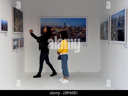 (181020) -- PEKING, 20. Oktober 2018 (Xinhua) -- Besucher schauen sich die Arbeiten der Luftbildfotografie an, die auf Photo Beijing 2018 in Peking, der Hauptstadt Chinas, am 20. Oktober 2018 gezeigt werden. Photo Beijing 2018, eine internationale Fotoveranstaltung, wurde hier am Samstag eröffnet. Vom 20. Bis 29. Oktober findet eine Reihe von Ausstellungen, Vorträgen, Märkten und besonderen Aktivitäten statt. (Xinhua/Luo Xiaoguang)(lmm) CHINA-BEIJING-ART-PHOTOGRAPHY-EVENT (CN) PUBLICATIONxNOTxINxCHN Stockfoto