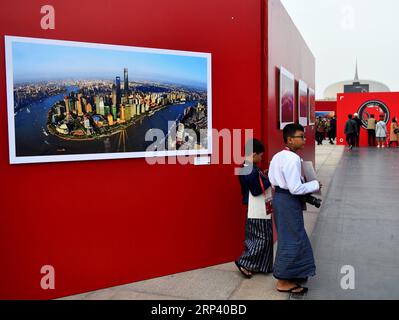 (181020) -- PEKING, 20. Oktober 2018 (Xinhua) -- Besucher gehen an einer Fotoarbeit vorbei, die auf Photo Beijing 2018 in Peking, der Hauptstadt Chinas, am 20. Oktober 2018 ausgestellt wurde. Photo Beijing 2018, eine internationale Fotoveranstaltung, wurde hier am Samstag eröffnet. Vom 20. Bis 29. Oktober findet eine Reihe von Ausstellungen, Vorträgen, Märkten und besonderen Aktivitäten statt. (Xinhua/Luo Xiaoguang)(lmm) CHINA-BEIJING-ART-PHOTOGRAPHY-EVENT (CN) PUBLICATIONxNOTxINxCHN Stockfoto