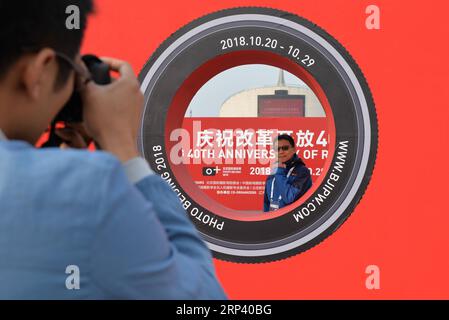 (181020) -- PEKING, 20. Oktober 2018 (Xinhua) -- Ein Gast posiert für Fotos bei der Eröffnungszeremonie von Foto Peking 2018 am China Millennium Monument in Peking, Hauptstadt von China, 20. Oktober 2018. Photo Beijing 2018, eine internationale Fotoveranstaltung, wurde hier am Samstag eröffnet. Vom 20. Bis 29. Oktober findet eine Reihe von Ausstellungen, Vorträgen, Märkten und besonderen Aktivitäten statt. (Xinhua/Xu Qin)(lmm) CHINA-BEIJING-ART-PHOTOGRAPHY-EVENT (CN) PUBLICATIONxNOTxINxCHN Stockfoto