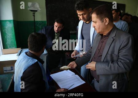 (181020) -- KABUL, 20. Oktober 2018 -- ein Mitarbeiter der Afghan Independent Election Commission (IEC) registriert einen Wähler in einer Wahlstation während der Parlamentswahlen in Kabul, Afghanistan, am 20. Oktober 2018. Millionen afghanischer Wähler haben am Samstag ihre Stimmzettel zu lang verzögerten Parlamentswahlen in dem von Militanz geplagten Land abgegeben, während Berichte über Sicherheitsbedrohungen und Unregelmäßigkeiten gemeldet wurden. ) AFGHANISTAN-KABUL-PARLAMENTSWAHLEN RahmatxAlizadah PUBLICATIONxNOTxINxCHN Stockfoto