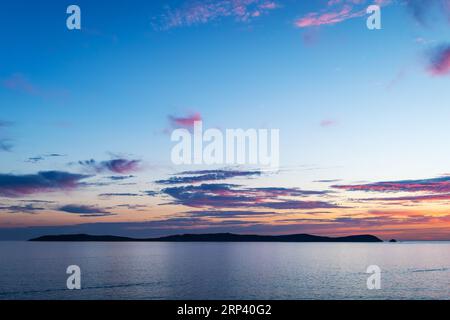 Sonnenuntergang über der Insel Ons in Galicien, Spanien, aus der Luft gesehen. Diese Insel wurde 2001 von als besonderes Schutzgebiet für die Vogelwelt ausgewiesen Stockfoto