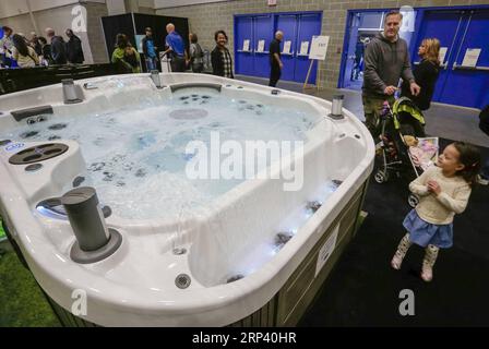 (181021) -- VANCOUVER, 21. Oktober 2018 -- die Leute schauen sich während der Vancouver Fall Home Show in Vancouver, Kanada, am 20. Oktober 2018 einen Whirlpool im Freien an. Insgesamt 325 Aussteller stellten während der viertägigen jährlichen Veranstaltung die neuesten Renovierungsarbeiten, Heimwerkerarbeiten und Innenausstattungen vor. ) (Qxy) CANADA-VANCOUVER-HOME SHOW LiangxSen PUBLICATIONxNOTxINxCHN Stockfoto