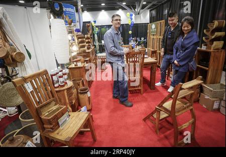 (181021) -- VANCOUVER, 21. Oktober 2018 -- während der Vancouver Fall Home Show in Vancouver, Kanada, am 20. Oktober 2018, sehen sich Menschen handgefertigte Holzmöbel an. Insgesamt 325 Aussteller stellten während der viertägigen jährlichen Veranstaltung die neuesten Renovierungsarbeiten, Heimwerkerarbeiten und Innenausstattungen vor. ) (Qxy) CANADA-VANCOUVER-HOME SHOW LiangxSen PUBLICATIONxNOTxINxCHN Stockfoto