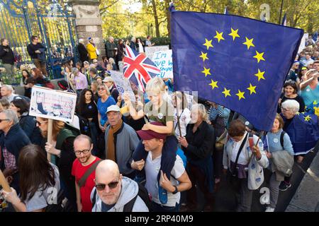 (181020) -- LONDON, 20. Oktober 2018 -- Menschen nehmen am Volksabstimmungsmarsch in London, Großbritannien, am 20. Oktober 2018 Teil. Fast 700.000 Menschen marschierten am Samstagnachmittag in London und forderten ein zweites Brexit-Referendum. ) GROSSBRITANNIEN-LONDON-BREXIT-WAHLDEMONSTRATION RayxTang PUBLICATIONxNOTxINxCHN Stockfoto