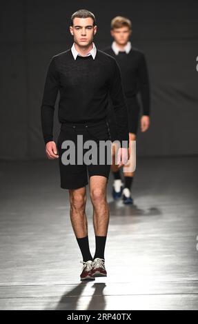 (181021) -- PORTO, 21. Oktober 2018 -- Models präsentieren Kreationen der portugiesischen Marke FLY LONDON während der 43. Portugal Fashion Week in Porto, Portugal, 20. Oktober 2018. )(cdh) PORTUGAL-PORTO-PORTUGAL FASHION WOCHENFLUG LONDON ZhangxLiyun PUBLICATIONxNOTxINxCHN Stockfoto