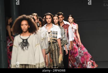 (181021) -- PORTO, 21. Oktober 2018 -- Models präsentieren Kreationen der portugiesischen Marke Meam während der 43. Portugal Fashion Week in Porto, Portugal, 20. Oktober 2018. )(cdh) PORTUGAL-PORTO-PORTUGAL FASHION WEEK-MEAM ZhangxLiyun PUBLICATIONxNOTxINxCHN Stockfoto