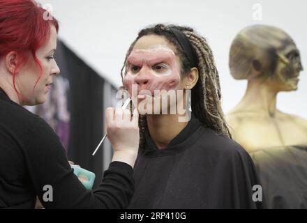 (181021) -- VANCOUVER, 21. Oktober 2018 -- ein Künstler wendet Make-up für ein Modell während der International Make-up Artist Trade Show (IMATS) in Vancouver, Kanada, 20. Oktober 2018 an. ) (Jmmn) CANADA-VANCOUVER-IMATS Liangxsen PUBLICATIONxNOTxINxCHN Stockfoto