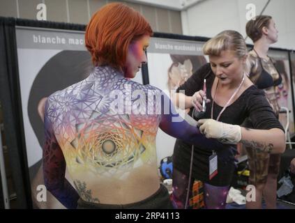 (181021) -- VANCOUVER, 21. Oktober 2018 -- ein Künstler wendet Make-up für ein Modell während der International Make-up Artist Trade Show (IMATS) in Vancouver, Kanada, 20. Oktober 2018 an. ) (Jmmn) CANADA-VANCOUVER-IMATS Liangxsen PUBLICATIONxNOTxINxCHN Stockfoto