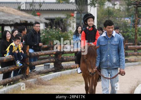 (181021) -- HUZHOU, 21. Oktober 2018 -- Ein Mädchen reitet Ein Pferd in der Miaoxi-Gemeinde des Bezirks Wuxing in Huzhou, Ostchinesische Provinz Zhejiang, 21. Oktober 2018. In den letzten Jahren wurden große Anstrengungen im Bereich Infrastrukturbau und Umweltschutz des Bezirks Wuxing unternommen, um den ländlichen Tourismus anzukurbeln. ) (Hxy) CHINA-ZHEJIANG-HUZHOU-TOURISM (CN) HuangxZongzhi PUBLICATIONxNOTxINxCHN Stockfoto