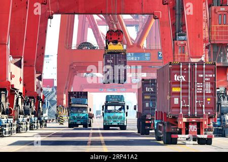 (181022) -- PEKING, 22. Oktober 2018 (Xinhua) -- Ein Container wird auf einen LKW im Jingtang-Hafengebiet des Tangshan-Hafens, nordchinesische Provinz Hebei, 13. Januar 2018 geladen. Im Jahr 2017. Chinas Straßengüterverkehr hat in den ersten neun Monaten des Jahres 2018 eine schnelle Expansion fortgesetzt, sagte das Verkehrsministerium in einer Erklärung vom 20. Oktober 2018. Von Januar bis September stieg die Menge der auf Straßen beförderten Fracht, die den größten Anteil am gesamten chinesischen Güterverkehr ausmacht, im Jahresvergleich um 7,5 Prozent auf 28,64 Milliarden Tonnen. Das Wachstum kam unter dem Hintergrund des stetigen Wirtschaftswachstums Chinas, das bei 6,7 Prozent lag Stockfoto
