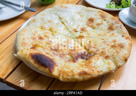 Khachapuri Megruli, im Ofen gebackenes Hefebrot mit georgischem Käse. Eine traditionelle Mahlzeit. Stockfoto