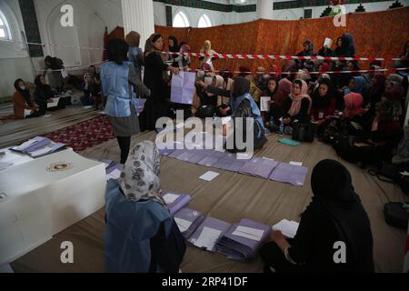 (181022) -- KABUL, 22. Oktober 2018 -- Afghan Independent Election Commission (IEC) Arbeiter zählen die Stimmzettel während der Parlamentswahlen in einem Wahlzentrum in Kabul, Hauptstadt Afghanistans, 21. Oktober 2018. Der Wahlprozess bei den afghanischen Parlamentswahlen endete am Sonntagabend und die Stimmenauszählung wurde fortgesetzt, sagte der Vorsitzende der unabhängigen Wahlkommission. (Zxj) RahmatxAlizadah PUBLICATIONxNOTxINxCHN: AFGHANISTAN-KABUL-PARLAMENTSWAHLEN ABGESCHLOSSEN Stockfoto