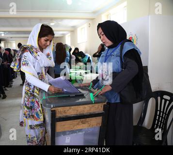 (181022) -- KABUL, 22. Oktober 2018 -- eine afghanische Wählerin gibt ihre Stimme in einem Wahlzentrum während der Parlamentswahlen in Kabul, der Hauptstadt Afghanistans, am 21. Oktober 2018 ab. Der Wahlprozess bei den afghanischen Parlamentswahlen endete am Sonntagabend und die Stimmenauszählung wurde fortgesetzt, sagte der Vorsitzende der unabhängigen Wahlkommission. (Zxj) RahmatxAlizadah PUBLICATIONxNOTxINxCHN: AFGHANISTAN-KABUL-PARLAMENTSWAHLEN ABGESCHLOSSEN Stockfoto