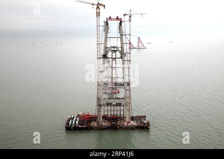 (181022) -- ZHUHAI, 22. Oktober 2018 () -- Foto aufgenommen am 23. Februar 2015 zeigt die Baustelle der Hong Kong-Zhuhai-Macao-Brücke in den Gewässern von Lingdingyang, Südchina. Die Hong Kong-Zhuhai-Macao-Brücke soll am 24. Oktober um 9.00 Uhr offiziell für den Verkehr geöffnet sein. Die 55 Kilometer lange Brücke, die sich in den Gewässern von Lingdingyang an der Mündung des Pearl River befindet, wird die längste Seebrücke der Welt sein. Der Bau begann am 15. Dezember 2009. Die Reisezeit zwischen Hongkong und Zhuhai wird von drei Stunden auf nur 30 Minuten verkürzt, wodurch die Städte im Pearl River Delta weiter integriert werden. () (z Stockfoto
