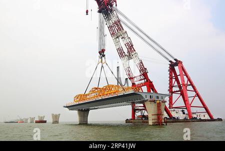 (181022) -- ZHUHAI, 22. Oktober 2018 () -- Foto aufgenommen am 19. Januar 2014 zeigt die Baustelle der Hong Kong-Zhuhai-Macao-Brücke in den Gewässern von Lingdingyang, Südchina. Die Hong Kong-Zhuhai-Macao-Brücke soll am 24. Oktober um 9.00 Uhr offiziell für den Verkehr geöffnet sein. Die 55 Kilometer lange Brücke, die sich in den Gewässern von Lingdingyang an der Mündung des Pearl River befindet, wird die längste Seebrücke der Welt sein. Der Bau begann am 15. Dezember 2009. Die Reisezeit zwischen Hongkong und Zhuhai wird von drei Stunden auf nur 30 Minuten verkürzt, wodurch die Städte im Pearl River Delta weiter integriert werden. () (z Stockfoto