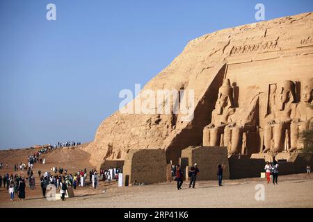 (181022) -- ASSUAN, 22. Oktober 2018 -- Touristen besuchen den Großen Tempel von Abu Simbel während des Sonnenfestes, das auch mit dem Gedenken an den fünfzigsten Jahrestag der Rettung des Tempels vor dem Ertrinken in Assuan, Ägypten, am 22. Oktober 2018 zusammenfällt. Während des Sun Festivals treffen sich die Massen vor Sonnenaufgang, um zu beobachten, wie das Sonnenlicht die Skulptur von König Ramses II. Aufhellt, die zweimal im Jahr stattfindet und seinen Geburtstag bzw. seine Krönung darstellt. (Qxy) EGYPT-ASWAN-ABU SIMBEL-SUN FESTIVAL AhmedxGomaa PUBLICATIONxNOTxINxCHN Stockfoto