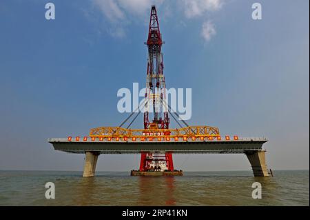 (181022) -- ZHUHAI, 22. Oktober 2018 -- Foto aufgenommen am 19. Januar 2014 zeigt die Baustelle der Hong Kong-Zhuhai-Macao-Brücke in den Gewässern von Lingdingyang, Südchina. Die Hong Kong-Zhuhai-Macao-Brücke soll am 24. Oktober um 9.00 Uhr offiziell für den Verkehr geöffnet sein. Die 55 Kilometer lange Brücke, die sich in den Gewässern von Lingdingyang an der Mündung des Pearl River befindet, wird die längste Seebrücke der Welt sein. Der Bau begann am 15. Dezember 2009. Es wird die Reisezeit zwischen Hongkong und Zhuhai von drei Stunden auf nur 30 Minuten verkürzen und die Städte im Perlflussdelta weiter integrieren. ) (Zyd) Stockfoto