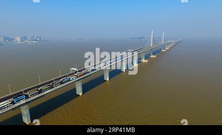 (181022) -- ZHUHAI, 22. Oktober 2018 -- Foto aufgenommen am 31. Dezember 2017 zeigt die Baustelle der Hong Kong-Zhuhai-Macao-Brücke in den Gewässern von Lingdingyang, Südchina. Die Hong Kong-Zhuhai-Macao-Brücke soll am 24. Oktober um 9.00 Uhr offiziell für den Verkehr geöffnet sein. Die 55 Kilometer lange Brücke, die sich in den Gewässern von Lingdingyang an der Mündung des Pearl River befindet, wird die längste Seebrücke der Welt sein. Der Bau begann am 15. Dezember 2009. Es wird die Reisezeit zwischen Hongkong und Zhuhai von drei Stunden auf nur 30 Minuten verkürzen und die Städte im Perlflussdelta weiter integrieren. ) (Zyd) Stockfoto