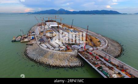 (181022) -- ZHUHAI, 22. Oktober 2018 -- Luftaufnahme vom 4. Juli 2017 zeigt die Baustelle der Hong Kong-Zhuhai-Macao-Brücke in den Gewässern von Lingdingyang, Südchina. Die Hong Kong-Zhuhai-Macao-Brücke soll am 24. Oktober um 9.00 Uhr offiziell für den Verkehr geöffnet sein. Die 55 Kilometer lange Brücke, die sich in den Gewässern von Lingdingyang an der Mündung des Pearl River befindet, wird die längste Seebrücke der Welt sein. Der Bau begann am 15. Dezember 2009. Es wird die Reisezeit zwischen Hongkong und Zhuhai von drei Stunden auf nur 30 Minuten verkürzen und die Städte im Perlflussdelta weiter integrieren. ) Stockfoto