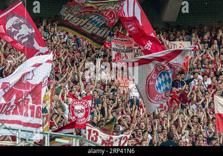 Sport, Fußball, Bundesliga, 2023/2024, Borussia Moenchengladbach vs. FC Bayern München 1-2, Stadion Borussia Park, Münchner Fußballfans mit Vereinsfahnen haben Spaß und feiern ihr Team, DFL-VORSCHRIFTEN VERBIETEN JEDE VERWENDUNG VON FOTOS ALS BILDSEQUENZEN UND/ODER QUASI-VIDEO Stockfoto