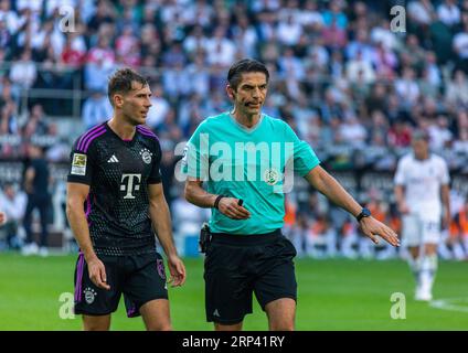 Sport, Fußball, Bundesliga, 2023/2024, Borussia Moenchengladbach vs. FC Bayern München 1-2, Stadion Borussia Park, Spielort, Schiedsrichter Deniz Aytekin rechts und Leon Goretzka (FCB), DFL-VORSCHRIFTEN VERBIETEN DIE VERWENDUNG VON FOTOGRAFIEN ALS BILDSEQUENZEN UND/ODER QUASI-VIDEO Stockfoto