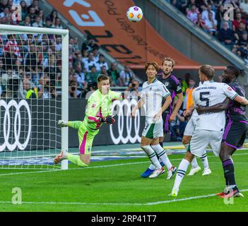 Sport, Fußball, Bundesliga, 2023/2024, Borussia Moenchengladbach vs. FC Bayern München 1-2, Stadion Borussia Park, Spielort, f.l.t.r. Torhüter Moritz Nicolas (MG), Kou Itakura (MG), Harry Edward Kane (FCB), Marvin Friedrich (MG), Dayotchanculle Oswald Upamecano (FCB-FOTO UND VERBOT DER VERWENDUNG VON FILMEN/DFL Stockfoto