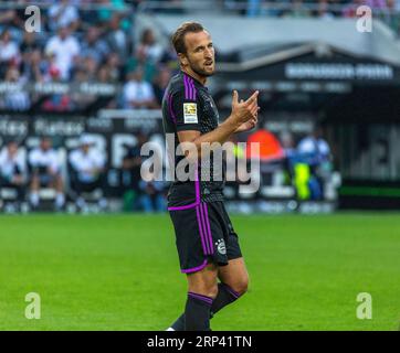 Sport, Fußball, Bundesliga, 2023/2024, Borussia Moenchengladbach vs. FC Bayern München 1-2, Stadion Borussia Park, Spielort, Harry Edward Kane (FCB), DFL-VORSCHRIFTEN VERBIETEN DIE VERWENDUNG VON FOTOS ALS BILDSEQUENZEN UND/ODER QUASI-VIDEO Stockfoto