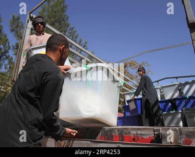 (181023) -- HERAT, 23. Oktober 2018 -- Afghan Independent Election Commission (IEC) Workers Unload Boxes of election materials After Parliament elections in Herat Province, West Afghanistan, 22. Oktober 2018. Der Wahlprozess bei den afghanischen Parlamentswahlen endete am Sonntagabend und die Stimmzettel wurden weiter ausgerechnet, sagte der Vorsitzende der unabhängigen Wahlkommission (IEC). Elyas) (gj) AFGHANISTAN-HERAT-PARLAMENTSWAHLEN XinhuaxKabul PUBLICATIONxNOTxINxCHN Stockfoto