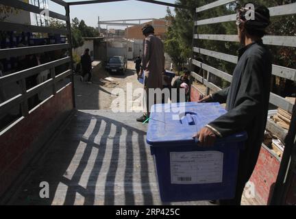 (181023) -- HERAT, 23. Oktober 2018 -- Afghan Independent Election Commission (IEC) Workers Unload Boxes of election materials After Parliament elections in Herat Province, West Afghanistan, 22. Oktober 2018. Der Wahlprozess bei den afghanischen Parlamentswahlen endete am Sonntagabend und die Stimmzettel wurden weiter ausgerechnet, sagte der Vorsitzende der unabhängigen Wahlkommission (IEC). Elyas) (gj) AFGHANISTAN-HERAT-PARLAMENTSWAHLEN XinhuaxKabul PUBLICATIONxNOTxINxCHN Stockfoto