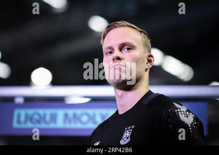 Magdeburg, Deutschland. September 2023. Handball: Bundesliga, SC Magdeburg - SG Flensburg-Handewitt, Spieltag 2, GETEC Arena. Magdeburger Omar Ingi Magnusson gibt vor dem Spiel ein Interview. Quelle: Ronny Hartmann/dpa/Alamy Live News Stockfoto