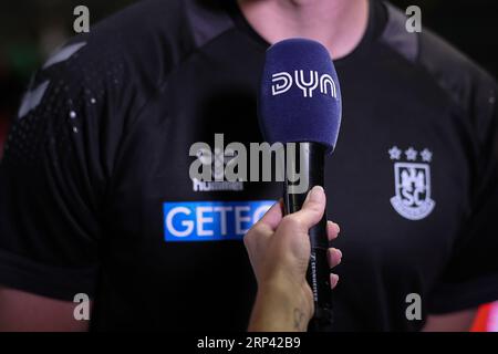 Magdeburg, Deutschland. September 2023. Handball: Bundesliga, SC Magdeburg - SG Flensburg-Handewitt, Spieltag 2, GETEC Arena. Ein Mikrofon des neuen Sport-Streaming-Dienstes Dyn. Quelle: Ronny Hartmann/dpa/Alamy Live News Stockfoto