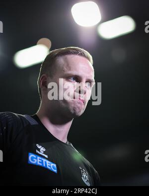 Magdeburg, Deutschland. September 2023. Handball: Bundesliga, SC Magdeburg - SG Flensburg-Handewitt, Spieltag 2, GETEC Arena. Magdeburger Omar Ingi Magnusson gibt vor dem Spiel ein Interview. Quelle: Ronny Hartmann/dpa/Alamy Live News Stockfoto