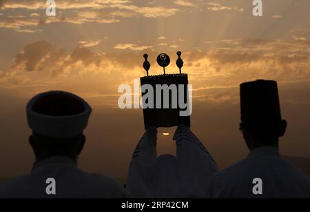 (181023) -- NABLUS, 23. Oktober 2018 -- Ein Priester der alten samaritanischen Gemeinde hält eine Tora-Rolle während einer traditionellen Pilgerfahrt auf dem Berg Gerizim in der Nähe der Westbank-Stadt Nablus, am 23. Oktober 2018. Sukkot ist ein festlicher Feiertag, in dem Stände gebaut werden, um an die Wohnungen zu erinnern, in denen die Hebräer während ihrer Reise durch die Wüste leben mussten. Ayman Nobani)(gj) MIDEAST-NABLUS-SAMARITANS-SUKKOT-PILGERREISE zhaoyue PUBLICATIONxNOTxINxCHN Stockfoto