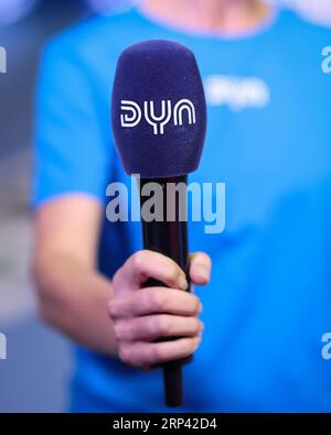 Magdeburg, Deutschland. September 2023. Handball: Bundesliga, SC Magdeburg - SG Flensburg-Handewitt, Spieltag 2, GETEC Arena. Ein Mikrofon des neuen Sport-Streaming-Dienstes Dyn. Quelle: Ronny Hartmann/dpa/Alamy Live News Stockfoto