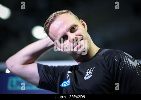 Magdeburg, Deutschland. September 2023. Handball: Bundesliga, SC Magdeburg - SG Flensburg-Handewitt, Spieltag 2, GETEC Arena. Magdeburger Omar Ingi Magnusson gibt vor dem Spiel ein Interview. Quelle: Ronny Hartmann/dpa/Alamy Live News Stockfoto