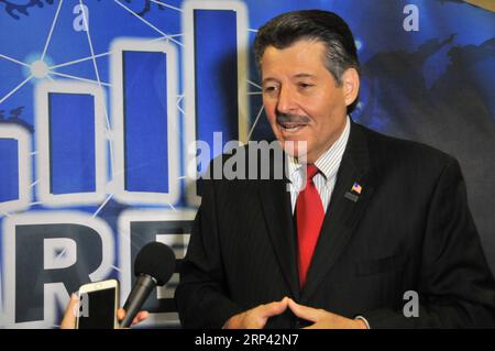 (181023) -- HOUSTON, 23. Oktober 2018 -- Bürgermeister von Laredo Pete Saenz erhält am 19. September 2018 ein Interview mit Xinhua in Laredo, Texas, USA. Laredo, eine Stadt mit etwa 250.000 Einwohnern im südlichen US-Bundesstaat Texas, besitzt den am stärksten frequentierten Binnenhafen entlang der Südgrenze der USA, der auch der zweitgrößte Hafen des Landes ist. China ist der zweitgrößte Handelspartner der Stadt, das benachbarte Mexiko der erste. Chinas Handelsvolumen mit Laredo stieg 2017 um 5,23 Prozent auf 4,02 Milliarden US-Dollar. ) Auf dem Foto steht der artikel Spotlight: U.S. Stockfoto