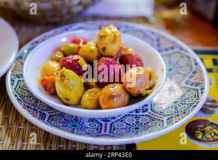 Ein kleiner Teller marokkanisches Olivengericht auf dem Esstisch in einem Restaurant in Marrakesch Stockfoto